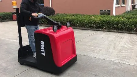 Trattore per carro attrezzi elettrico a batteria di tipo industriale con sedile